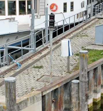 Ansteuerungsfeuer Stegen an der Ostseite der Werft