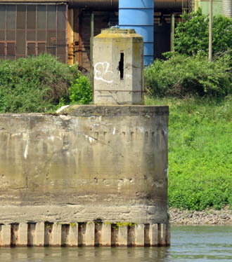 Leuchtfeuer am Magdeburger Industriehafen