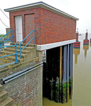 Pegelhaus Emden mit Pegellatte Pegelhaus Emden mit Pegellatte
