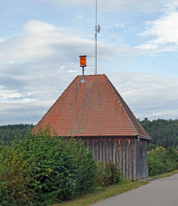Sturmwarnleuchte zwischen Großem und Kleinem Brombachsee