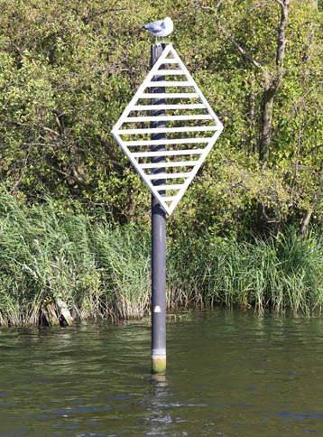 Bake an der südlichen Einfahrt in den Werderkanal Bake Werderkanal Nord
