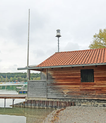 Sturmwarnleuchte am Wörthsee in Steinebach Sturmwarnleuchte am Wörthsee