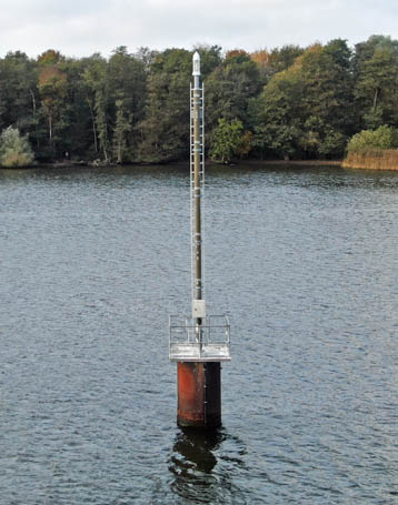 Leuchtbake in der Mitte der Dalbenreihe Audorf-Rade Leuchtfeuer Audorfer See