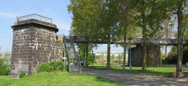 Pfeiler der historischen Eisenbahnbrücke in Wesel Eisenbahnbrücke Wesel