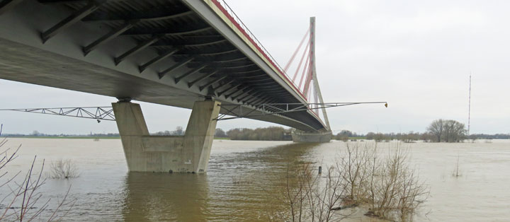 Niederrheinbrcke bei Hochwasser