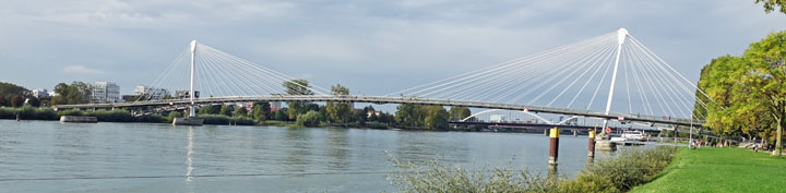 Die Brücke der zwei Ufer
