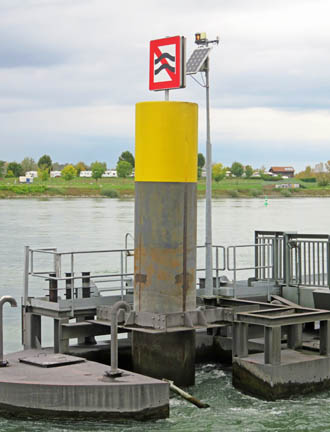Leuchtfeuer am Brückenkopf Plittersdorf