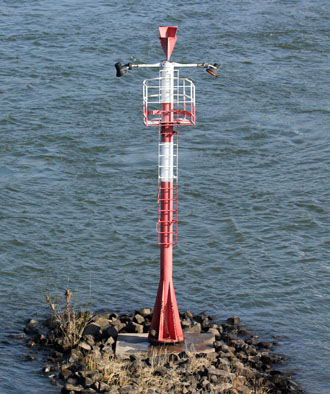 Beleuchtete Bake am Düsseldorfer Hafen