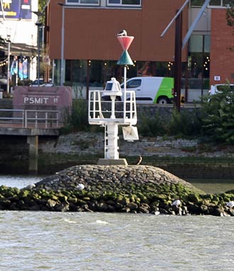 Leuchtbake Nr. 2 an der Fahrwasserteilung von Nieuwe Maas / Zuiddiepje Leuchtbake Nieuwe Maas 2