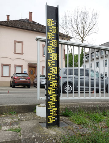 Pegellatte zur Extrem-Hochwassermessung in Nierstein Pegellatte Nierstein