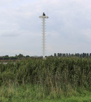 Uferfeuer Neustädter Hafen bei km 6,50 SW