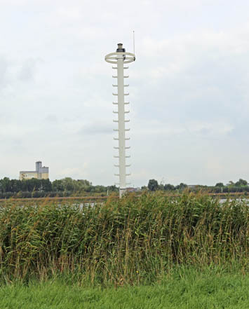 Uferfeuer Neustädter Hafen bei km 6,75 SW