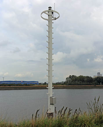 Uferfeuer Neustädter Hafen bei km 7,35 SW