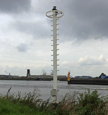 Uferfeuer Neustädter Hafen bei Flusskilometer 7,60