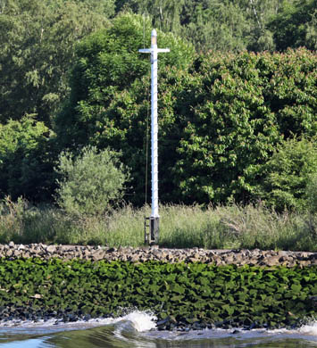 Leuchtbake am Nordostufer bei Weser-km 13,25