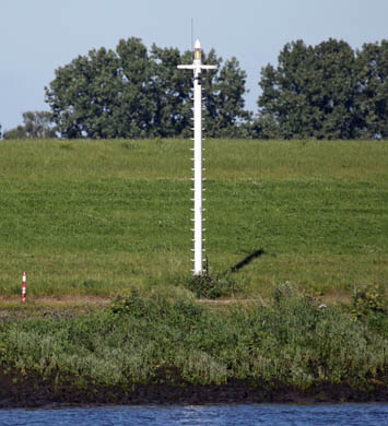 Uferfeuer am Südwestufer bei Fluss-km 13,25 Uferfeuer am Südwestufer bei Fluss-km 13,25