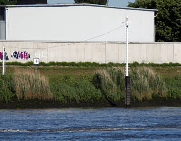 Uferfeuer an der Grafitti-Promenade