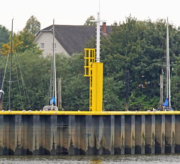 Leuchtbake am Weser Yachtclub