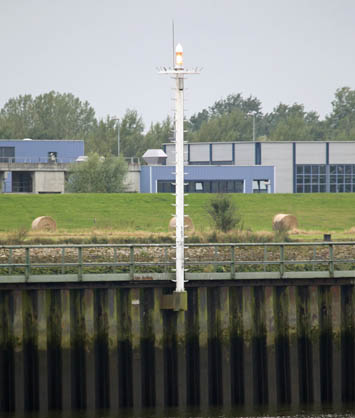 Leuchtbake auf der nördlichen Spundwand am Neustädter Hafen