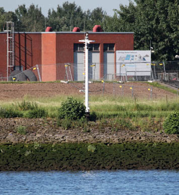 UferUferfeuer am Einlauf des Klärwerks Seehausen