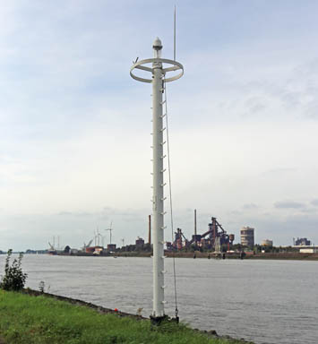 Uferfeuer bei Weser-km 8,75 Uferfeuer bei km 8,75