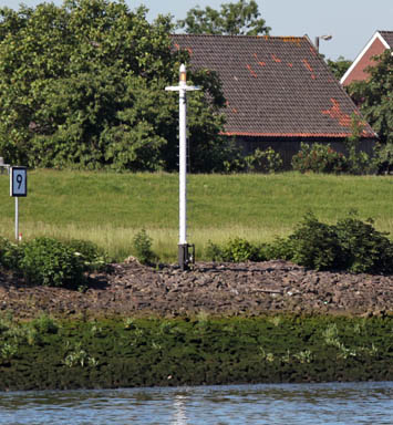 Uferfeuer bei Weser-km 9,00 Uferfeuer bei km 9,00