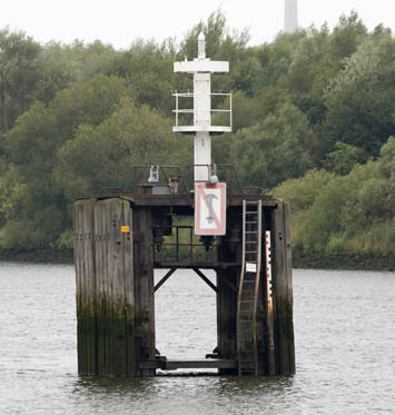 Hafenfeuer am Stromufer der Stahlwerke Bremen