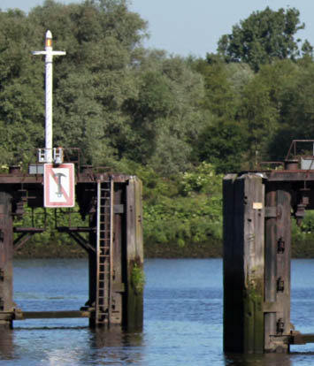 Hafenfeuer am Mittelsbrener Hafen bei km 11,30