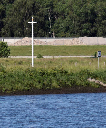 Uferfeuer am Tidebiotop Vorderwerder bei km 12,45