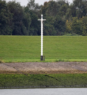 Uferfeuer bei Weser-km 9,75 in Hasenbüren