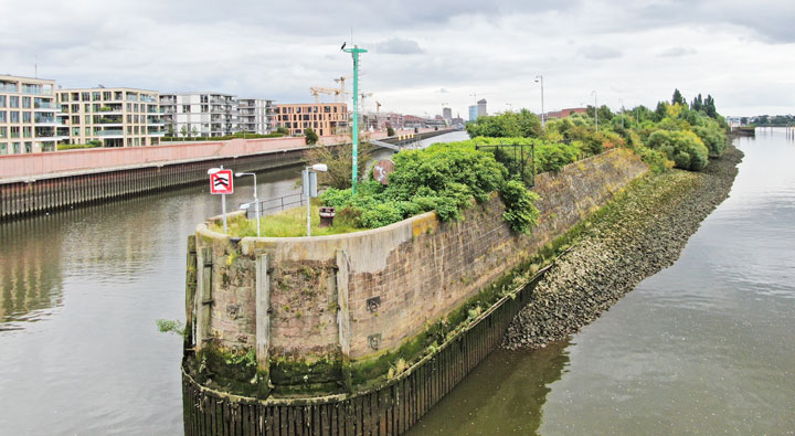 Leuchtfeuer an der Einfahrt zum Europahafen Bremer Europahafen