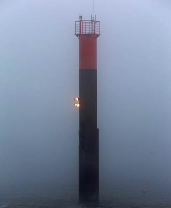 Temporres Leuchtfeuer im Nebel an der Geeste Nordmole