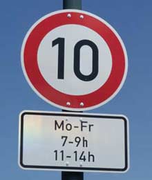 Geschwindigkeitsbegrenzung 10 Km/h im Bereich des Schulzentrums Geschwindigkeitsbegrenzung 10 Km/h