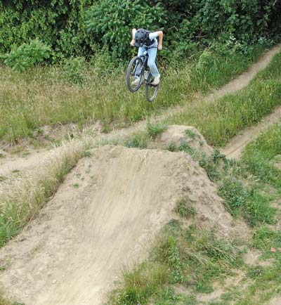 Dirt Jump auf selbst gebauten Rampen in Hamminkeln Dirt-Biker