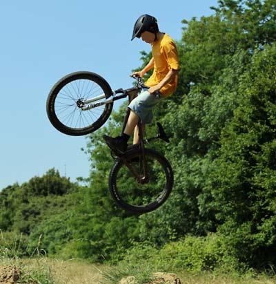 Dirt Jump auf selbst gebauten Rampen in Hamminkeln Dirt Jump