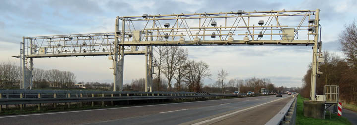 Mautbrücke an der Autobahn A3 in Hamminkeln