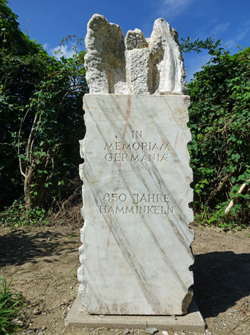 Skulptur 'IN MEMORIAM GERMANIAE' im Bürgerpark Bergfrede Skulptur Bürgerpark Bergfrede