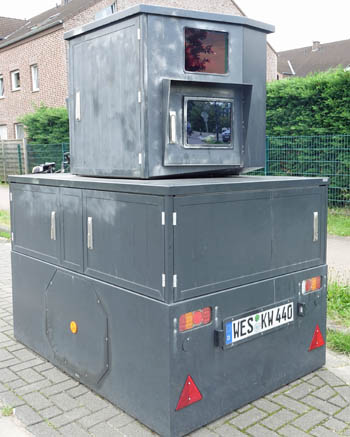 Mobiler Blitzanhänger auf der Bahnhofstraße in Mehrhoog Mobiler Blitzanhänger