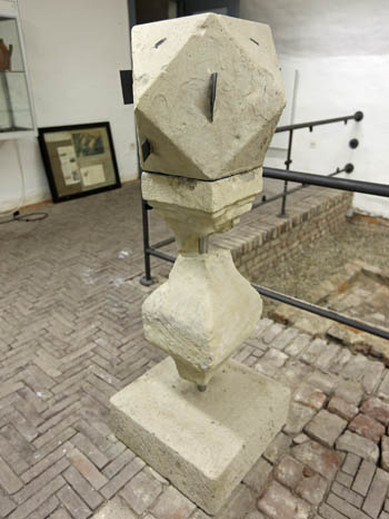 Originale Sonnenuhr im Keller von Schloss Ringenberg Sonnenuhr Schloss Ringenberg