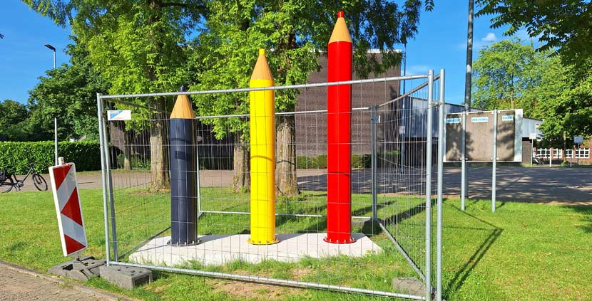 Riesenbuntstifte vor der Gesamtschule