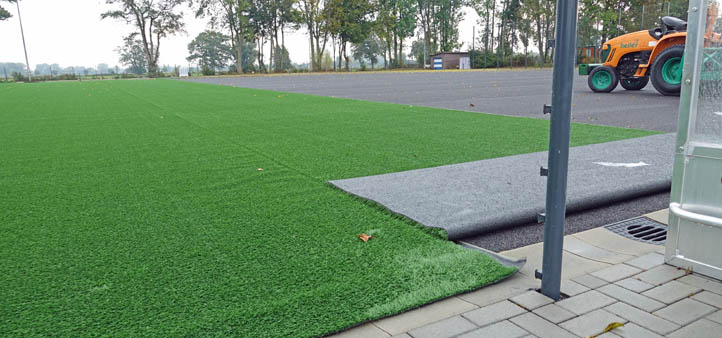 Verlegung des Kunstrasens auf dem Sportplatz in Wertherbruch Kunstrasen in Wertherbruch