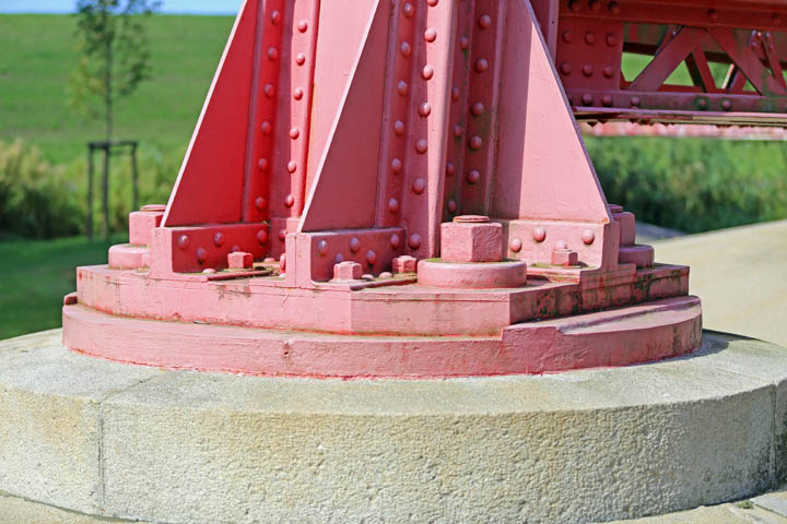 Fußschrauben am Leuchtturm Campen, Sep. 2014 Leuchtturm Campen
