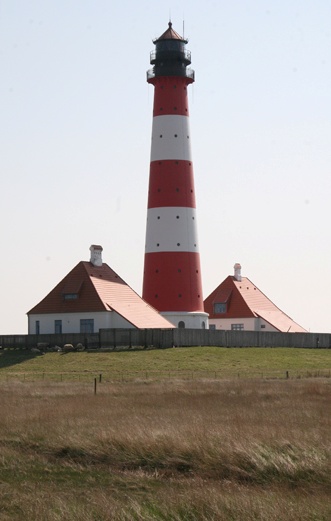 Leuchtturm Westerheversand: Der rot-weiße Riese im Watt