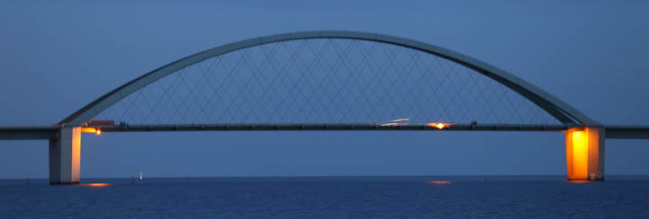 Fehmarnsundbrücke am Abend Fahrrinne Fehmarnsundbrücke