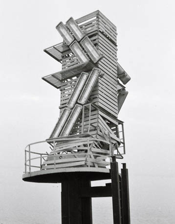 Torfeuer mit diagonalen Flächenleuchten