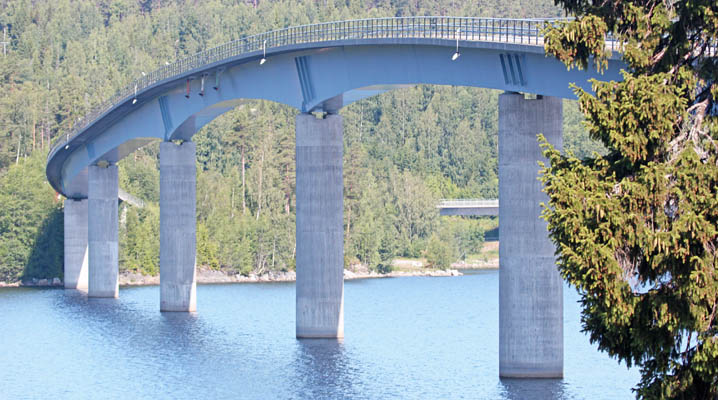 Lövviksbron über dem Utviksfjärden Lövviksbron