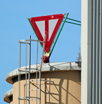 Rotes Oberfeuer im Mälarparkshamnen Gamla Hamnen Oberfeuer Mälarparkshamnen