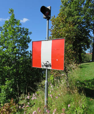 Rotes Festfeuer vor der Nord-Einfahrt in die Schleuse von Södertälje Södertälje Schleuse Nord