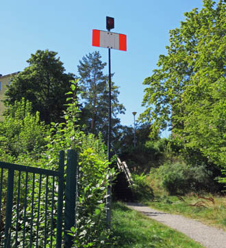 Rotes Festfeuer vor der Süd-Einfahrt in die Schleuse von Södertälje Södertälje Sluss Södra