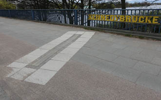 10. Meridian auf der Kennedybrcke